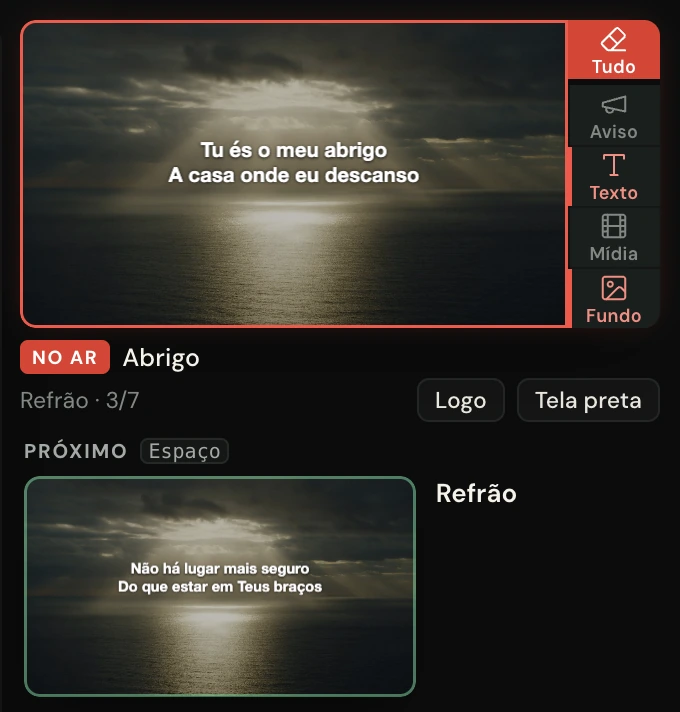 O telão com o anel vermelho de no ar e, logo abaixo, o próximo slide com a borda verde.