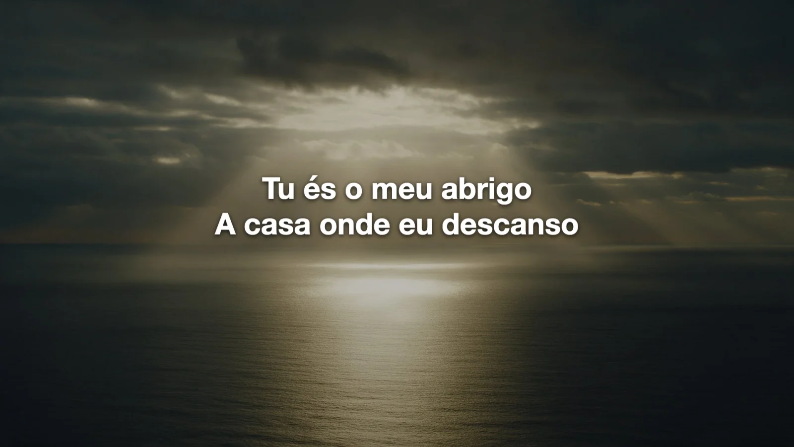 O telão da igreja mostrando a mesma letra que está no ar: Tu és o meu abrigo, a casa onde eu descanso.